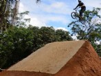 Ciclista salta em rampa construída pelos próprios moradores em parque no Itaim Paulista. Foto: Felipe Souza/BBC Brasil